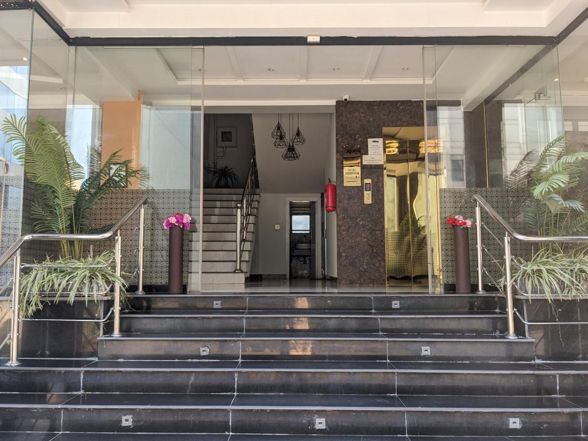 Nueva Hotel Islamabad Exteriör bild